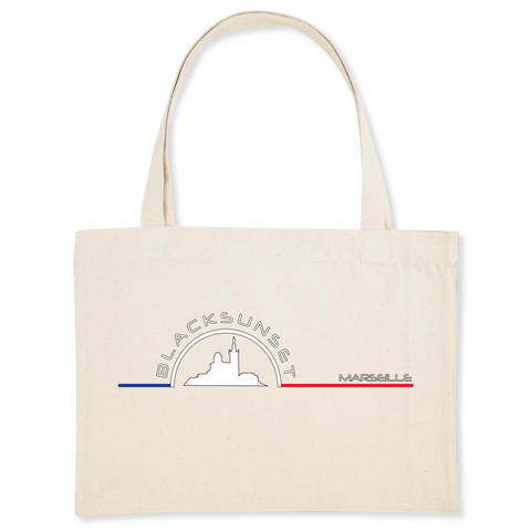 Pour faire vos courses ou tout simplement aller à la plage en toute élégance, optez pour ce sac de qualité. Imprimé en France, ses finitions lui procurent solidité et qualité. Estampillé Label GOTS, il est composé à 80% de coton recyclé. Motif : Bonne Mère intégré dans le logo Black SunSet Marseille