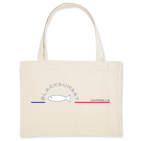 Pour faire vos courses ou tout simplement aller à la plage en toute élégance, optez pour ce sac de qualité. Imprimé en France, ses finitions lui procurent solidité et qualité. Estampillé Label GOTS, il est composé à 80% de coton recyclé. Motif : La Sardine intégré dans le logo Black SunSet Marseille