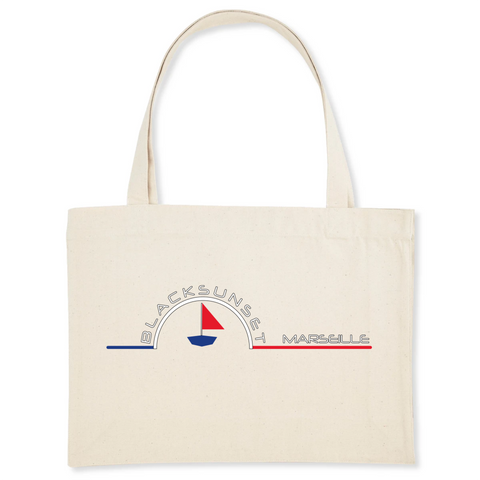 Pour faire vos courses ou tout simplement aller à la plage en toute élégance, optez pour ce sac de qualité. Imprimé en France, ses finitions lui procurent solidité et qualité. Estampillé Label GOTS, il est composé à 80% de coton recyclé.  Motif : Le Pointu intégré dans le logo Black SunSet Marseille