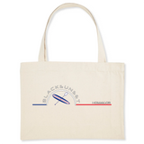 Pour faire vos courses ou tout simplement aller à la plage en toute élégance, optez pour ce sac de qualité. Imprimé en France, ses finitions lui procurent solidité et qualité. Estampillé Label GOTS, il est composé à 80% de coton recyclé. Motif : Paddle intégré dans le logo Black SunSet Hosseg