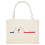 Pour faire vos courses ou tout simplement aller à la plage en toute élégance, optez pour ce sac de qualité. Imprimé en France, ses finitions lui procurent solidité et qualité. Estampillé Label GOTS, il est composé à 80% de coton recyclé. Motif : Pins Landais intégré dans le logo Black SunSet Hossegor