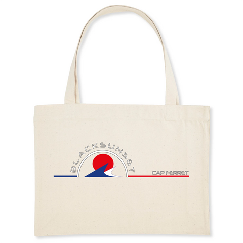 Pour faire vos courses ou tout simplement aller à la plage en toute élégance, optez pour ce sac de qualité. Imprimé en France, ses finitions lui procurent solidité et qualité. Estampillé Label GOTS, il est composé à 80% de coton recyclé. Motif : Vagues intégré dans le logo Black SunSet Cap Ferret