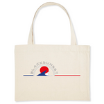 Pour faire vos courses ou tout simplement aller à la plage en toute élégance, optez pour ce sac de qualité. Imprimé en France, ses finitions lui procurent solidité et qualité. Estampillé Label GOTS, il est composé à 80% de coton recyclé. Motif : Vagues intégré dans le logo Black SunSet 
