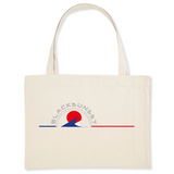 Pour faire vos courses ou tout simplement aller à la plage en toute élégance, optez pour ce sac de qualité. Imprimé en France, ses finitions lui procurent solidité et qualité. Estampillé Label GOTS, il est composé à 80% de coton recyclé. Motif : Vagues intégré dans le logo Black SunSet 