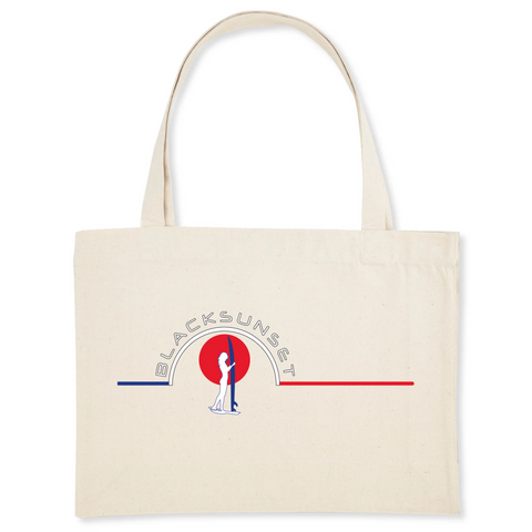 Pour faire vos courses ou tout simplement aller à la plage en toute élégance, optez pour ce sac de qualité. Imprimé en France, ses finitions lui procurent solidité et qualité. Estampillé Label GOTS, il est composé à 80% de coton recyclé. Motif : Surfeuse intégré dans le logo Black SunSet 