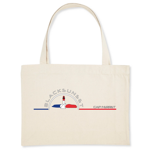 Pour faire vos courses ou tout simplement aller à la plage en toute élégance, optez pour ce sac de qualité. Imprimé en France, ses finitions lui procurent solidité et qualité. Estampillé Label GOTS, il est composé à 80% de coton recyclé. Motif : Phare intégré dans le logo Black SunSet Cap Ferret