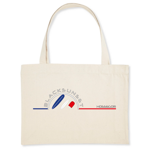 Pour faire vos courses ou tout simplement aller à la plage en toute élégance, optez pour ce sac de qualité. Imprimé en France, ses finitions lui procurent solidité et qualité. Estampillé Label GOTS, il est composé à 80% de coton recyclé. Motif : Planches de Glisse intégré dans le logo Black SunSet Hossegor