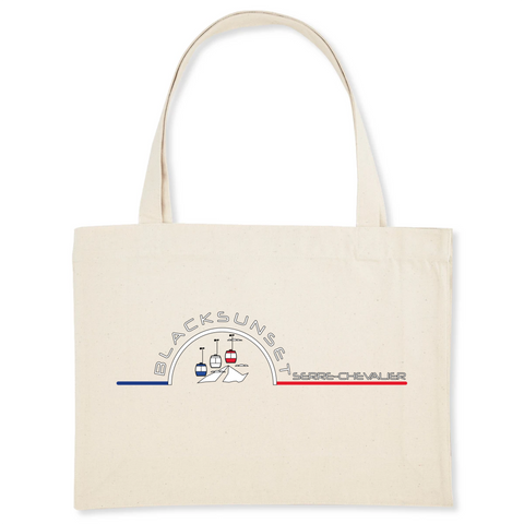 Pour faire vos courses ou tout simplement aller à la plage en toute élégance, optez pour ce sac de qualité. Imprimé en France, ses finitions lui procurent solidité et qualité. Estampillé Label GOTS, il est composé à 80% de coton recyclé. Motif : Télésièges intégré dans le logo Black SunSet Serre Chevalier