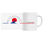 Indémodable, ce Mug personnalisé, imprimé en France, est d'une excellente qualité. A la maison comme au bureau il sera aussi esthétique que pratique. Versez y votre boisson préférée et dégustez. Le visuel est imprimé autour de la tasse. Motif : Vagues intégré au logo Black SunSet Hossegor