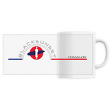 Indémodable, ce Mug personnalisé, imprimé en France, est d'une excellente qualité. A la maison comme au bureau il sera aussi esthétique que pratique. Versez y votre boisson préférée et dégustez. Le visuel est imprimé autour de la tasse. Motif : Surfeur intégré au logo Black SunSet Hossegor