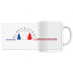 Indémodable, ce Mug personnalisé, imprimé en France, est d'une excellente qualité. A la maison comme au bureau il sera aussi esthétique que pratique. Versez y votre boisson préférée et dégustez. Le visuel est imprimé autour de la tasse. Motif : Sapins intégré au logo Black SunSet Serre Chevalier
