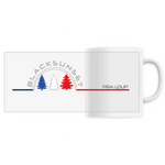 Indémodable, ce Mug personnalisé, imprimé en France, est d'une excellente qualité. A la maison comme au bureau il sera aussi esthétique que pratique. Versez y votre boisson préférée et dégustez. Le visuel est imprimé autour de la tasse. Motif : Sapins Bleu Blanc Rouge intégré au logo Black SunSet Pra Loup