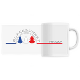 Indémodable, ce Mug personnalisé, imprimé en France, est d'une excellente qualité. A la maison comme au bureau il sera aussi esthétique que pratique. Versez y votre boisson préférée et dégustez. Le visuel est imprimé autour de la tasse. Motif : Sapins Bleu Blanc Rouge intégré au logo Black SunSet Pra Loup