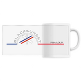 Indémodable, ce Mug personnalisé, imprimé en France, est d'une excellente qualité. A la maison comme au bureau il sera aussi esthétique que pratique. Versez y votre boisson préférée et dégustez. Le visuel est imprimé autour de la tasse. Motif : Ski Snow intégré au logo Black SunSet Pra Loup