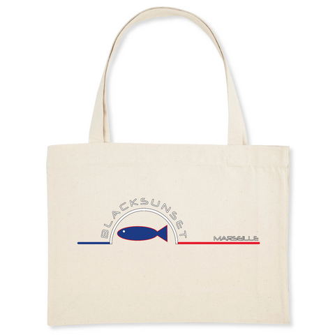 Pour faire vos courses ou tout simplement aller à la plage en toute élégance, optez pour ce sac de qualité. Imprimé en France, ses finitions lui procurent solidité et qualité. Estampillé Label GOTS, il est composé à 80% de coton recyclé. Motif : La Sardine Bleue intégré dans le logo Black SunSet Marseille