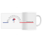 Indémodable, ce Mug personnalisé, imprimé en France, est d'une excellente qualité. A la maison comme au bureau il sera aussi esthétique que pratique. Versez y votre boisson préférée et dégustez. Le visuel est imprimé autour de la tasse. Motif : Pins Landais intégré au logo Black SunSet Hossegor