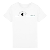 Voici LE tee-shirt Ultra Doux et que tout le monde aimerait porter, mais que nous avons réservé aux enfants. Il dispose des meilleurs labels de fabrication et ses finitions sont haut de gamme. 100% en coton biologique, il existe dans de nombreuses couleurs. Motif : Tête de Maure intégré dans le logo Black SunSet Corse