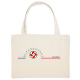 Pour faire vos courses ou tout simplement aller à la plage en toute élégance, optez pour ce sac de qualité. Imprimé en France, ses finitions lui procurent solidité et qualité. Estampillé Label GOTS, il est composé à 80% de coton recyclé. Motif : Croix Basque intégré dans le logo Black SunSet Biarritz