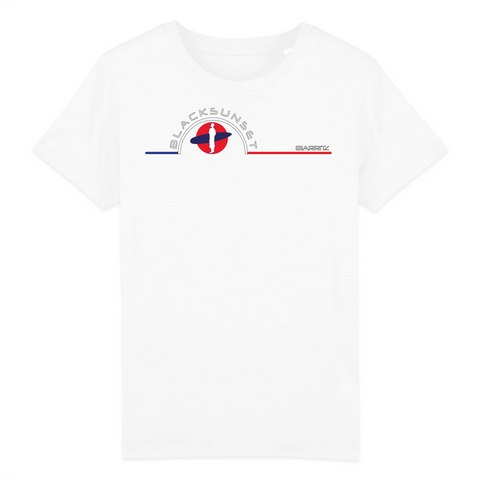 Voici LE tee-shirt Ultra Doux et que tout le monde aimerait porter, mais que nous avons réservé aux enfants. Il dispose des meilleurs labels de fabrication et ses finitions sont haut de gamme. 100% en coton biologique, il existe dans de nombreuses couleurs. Motif : Surfeur intégré dans le logo Black SunSet Biarritz