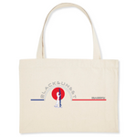 Pour faire vos courses ou tout simplement aller à la plage en toute élégance, optez pour ce sac de qualité. Imprimé en France, ses finitions lui procurent solidité et qualité. Estampillé Label GOTS, il est composé à 80% de coton recyclé. Motif : Surfeuse intégré dans le logo Black SunSet Biarritz