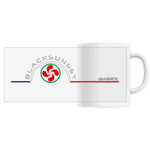 Indémodable, ce Mug personnalisé, imprimé en France, est d'une excellente qualité. A la maison comme au bureau il sera aussi esthétique que pratique. Versez y votre boisson préférée et dégustez. Le visuel est imprimé autour de la tasse. Motif Croix Basque Biarritz