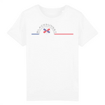 Voici LE tee-shirt Ultra Doux et que tout le monde aimerait porter, mais que nous avons réservé aux enfants. Il dispose des meilleurs labels de fabrication et ses finitions sont haut de gamme. 100% en coton biologique, il existe dans de nombreuses couleurs. Motif : Flocon intégré dans le logo Black SunSet