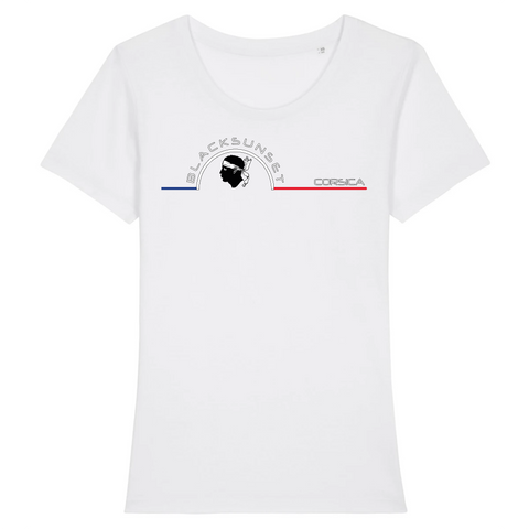 Tee-shirt iconique de la collection Femme, 100% coton Biologique. Imprimé en France, aussi doux que beau, sa coupe lui donne un tombé parfait. Son col arrondi et évasé ajoute une dernière touche de féminité et fera de lui un incontournable de votre garde robe. Logo imprimé face avant. Motif Tête de Maure Corse