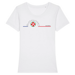 Tee-shirt iconique de la collection Femme, 100% coton Biologique. Imprimé en France, aussi doux que beau, sa coupe lui donne un tombé parfait. Son col arrondi et évasé ajoute une dernière touche de féminité et fera de lui un incontournable de votre garde robe. Logo imprimé face avant. Motif Croix Basque Biarritz