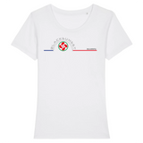 Tee-shirt iconique de la collection Femme, 100% coton Biologique. Imprimé en France, aussi doux que beau, sa coupe lui donne un tombé parfait. Son col arrondi et évasé ajoute une dernière touche de féminité et fera de lui un incontournable de votre garde robe. Logo imprimé face avant. Motif Croix Basque Biarritz