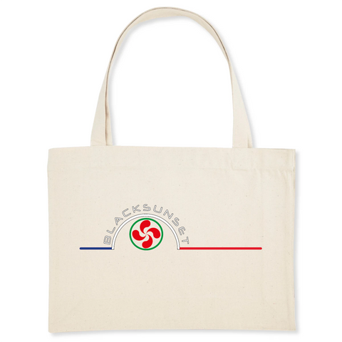 Pour faire vos courses ou tout simplement aller à la plage en toute élégance, optez pour ce sac de qualité. Imprimé en France, ses finitions lui procurent solidité et qualité. Estampillé Label GOTS, il est composé à 80% de coton recyclé. Motif : Croix Basque intégré dans le logo Black SunSet 