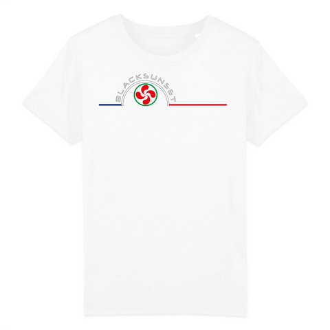 Voici LE tee-shirt Ultra Doux et que tout le monde aimerait porter, mais que nous avons réservé aux enfants. Il dispose des meilleurs labels de fabrication et ses finitions sont haut de gamme. 100% en coton biologique, il existe dans de nombreuses couleurs. Motif : Croix Basque intégré dans le logo Black SunSet