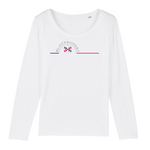 Ce Tee-shirt manches longues, 100% coton Biologique deviendra l'indispensable de vos journées ou soirées de mi-saison. Imprimé en France, certifié GOTS, son tissu léger et son col arrondi et évasé le rendent très agréable à porter. Logo imprimé face avant. Motif Flocon