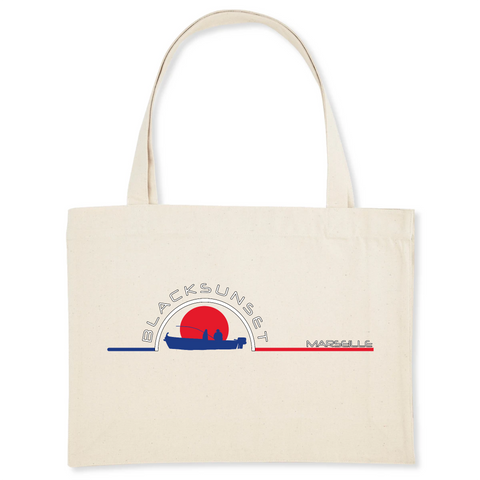 Pour faire vos courses ou tout simplement aller à la plage en toute élégance, optez pour ce sac de qualité. Imprimé en France, ses finitions lui procurent solidité et qualité. Estampillé Label GOTS, il est composé à 80% de coton recyclé. Motif : Le Pêcheur intégré dans le logo Black SunSet Marseille