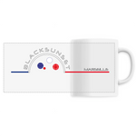 Indémodable, ce Mug personnalisé, imprimé en France, est d'une excellente qualité. A la maison comme au bureau il sera aussi esthétique que pratique. Versez y votre boisson préférée et dégustez. Le visuel est imprimé autour de la tasse. Motif : La Pétanque intégré au logo Black SunSet Marseille