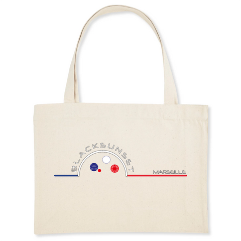 Pour faire vos courses ou tout simplement aller à la plage en toute élégance, optez pour ce sac de qualité. Imprimé en France, ses finitions lui procurent solidité et qualité. Estampillé Label GOTS, il est composé à 80% de coton recyclé. Motif : La Pétanque intégré dans le logo Black SunSet Marseille