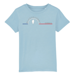 Voici LE tee-shirt Ultra Doux et que tout le monde aimerait porter, mais que nous avons réservé aux enfants. Il dispose des meilleurs labels de fabrication et ses finitions sont haut de gamme. 100% en coton biologique, il existe dans de nombreuses couleurs. Motif : L'Île intégré dans le logo Black SunSet Corse