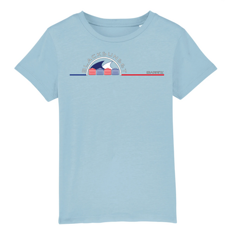 Voici LE tee-shirt Ultra Doux et que tout le monde aimerait porter, mais que nous avons réservé aux enfants. Il dispose des meilleurs labels de fabrication et ses finitions sont haut de gamme. 100% en coton biologique, il existe dans de nombreuses couleurs. Motif : Tentes Plage Black SunSet Biarritz