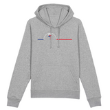 Un sweat à capuche unisexe aux labels Bio, imprimé en France. Fabriqué dans des conditions éthiques et de manière éco-responsable. Coupe droite et manches montées. Logo imprimé sur la face avant. Motif Pins Landais