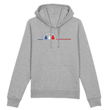 Un sweat à capuche unisexe aux labels Bio, imprimé en France. Fabriqué dans des conditions éthiques et de manière éco-responsable. Coupe droite et manches montées. Logo imprimé sur la face avant. Motif Sapins Serre Chevalier