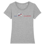 Tee-shirt iconique de la collection Femme, 100% coton Biologique. Imprimé en France, aussi doux que beau, sa coupe lui donne un tombé parfait. Son col arrondi et évasé ajoute une dernière touche de féminité et fera de lui un incontournable de votre garde robe. Logo imprimé face avant. Motif Ski Snow Pra Loup
