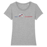 Tee-shirt iconique de la collection Femme, 100% coton Biologique. Imprimé en France, aussi doux que beau, sa coupe lui donne un tombé parfait. Son col arrondi et évasé ajoute une dernière touche de féminité et fera de lui un incontournable de votre garde robe. Logo imprimé face avant. Motif Ski Snow Pra Loup