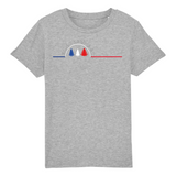 Voici LE tee-shirt Ultra Doux et que tout le monde aimerait porter, mais que nous avons réservé aux enfants. Il dispose des meilleurs labels de fabrication et ses finitions sont haut de gamme. 100% en coton biologique, il existe dans de nombreuses couleurs. Motif : Sapins intégré dans le logo Black SunSet