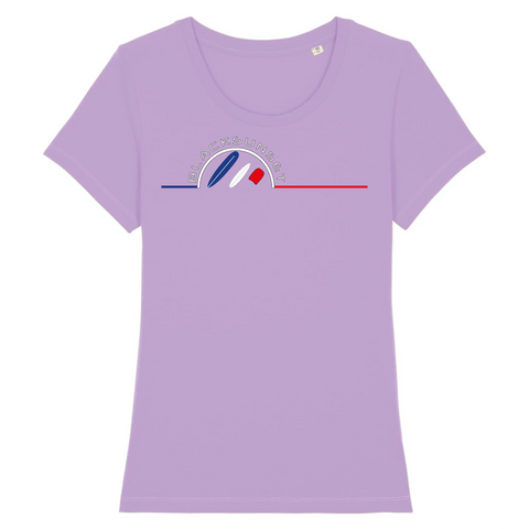 Tee-shirt iconique de la collection Femme, 100% coton Biologique. Imprimé en France, aussi doux que beau, sa coupe lui donne un tombé parfait. Son col arrondi et évasé ajoute une dernière touche de féminité et fera de lui un incontournable de votre garde robe. Logo imprimé face avant. Motif Planches de Glisse