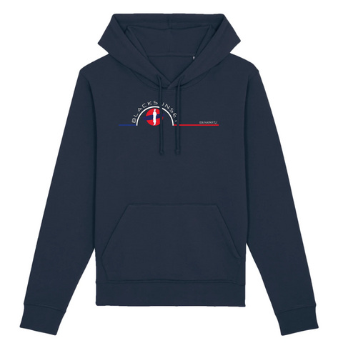Un sweat à capuche unisexe aux labels Bio, imprimé en France. Fabriqué dans des conditions éthiques et de manière éco-responsable. Coupe droite et manches montées. Logo imprimé sur la face avant. Motif Surfeur Biarritz