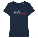 Tee-shirt iconique de la collection Femme, 100% coton Biologique. Imprimé en France, aussi doux que beau, sa coupe lui donne un tombé parfait. Son col arrondi et évasé ajoute une dernière touche de féminité et fera de lui un incontournable de votre garde robe. Logo imprimé face avant. Motif Vélo Cap Ferret