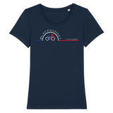 Tee-shirt iconique de la collection Femme, 100% coton Biologique. Imprimé en France, aussi doux que beau, sa coupe lui donne un tombé parfait. Son col arrondi et évasé ajoute une dernière touche de féminité et fera de lui un incontournable de votre garde robe. Logo imprimé face avant. Motif Vélo Cap Ferret