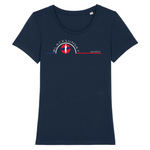 Tee-shirt iconique de la collection Femme, 100% coton Biologique. Imprimé en France, aussi doux que beau, sa coupe lui donne un tombé parfait. Son col arrondi et évasé ajoute une dernière touche de féminité et fera de lui un incontournable de votre garde robe. Logo imprimé face avant. Motif Surfeur Biarritz