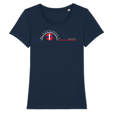 Tee-shirt iconique de la collection Femme, 100% coton Biologique. Imprimé en France, aussi doux que beau, sa coupe lui donne un tombé parfait. Son col arrondi et évasé ajoute une dernière touche de féminité et fera de lui un incontournable de votre garde robe. Logo imprimé face avant. Motif Surfeur Biarritz
