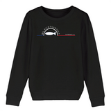 Prenez soin de vos enfants et maintenez les au chaud dans ce sweat unisexe aux finitions hautes qualités. Imprimé en France et labellisé GOTS vos charmants petits monstres seront à l'aise dans ce sweat doux comme un Doudou et à la coupe indémodable. Motif : La Sardine intégré dans le logo Black SunSet Marseille
