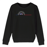 Prenez soin de vos enfants et maintenez les au chaud dans ce sweat unisexe aux finitions hautes qualités. Imprimé en France et labellisé GOTS vos charmants petits monstres seront à l'aise dans ce sweat doux comme un Doudou et à la coupe indémodable. Motif : Vélo intégré dans le logo Black SunSet 